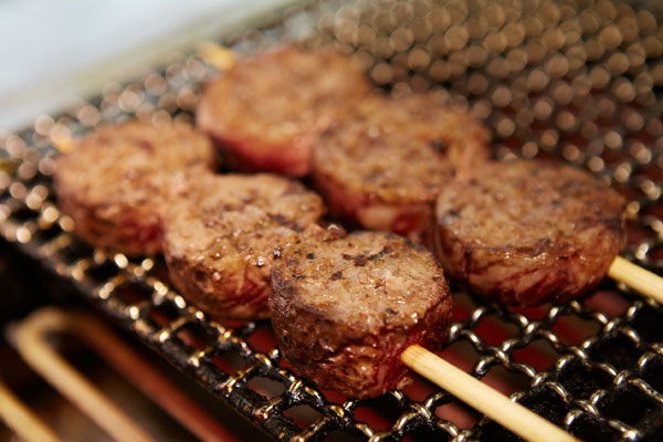 肉の串焼き写真