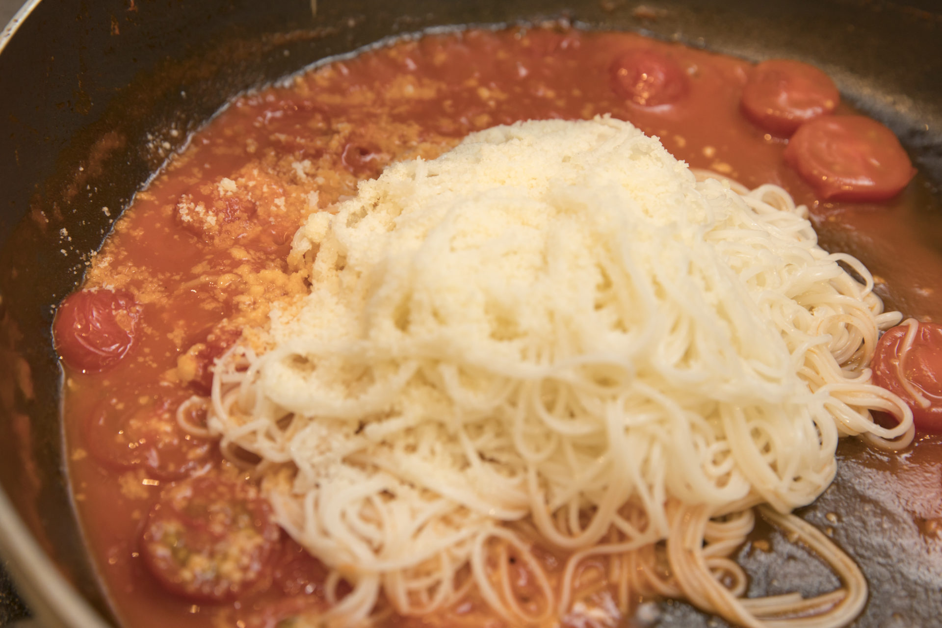 ソーメンポモドーロにそうめんを加える