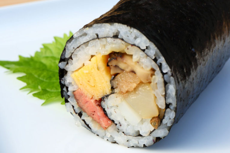 一年の幸運を願う縁起もの「恵方巻き」