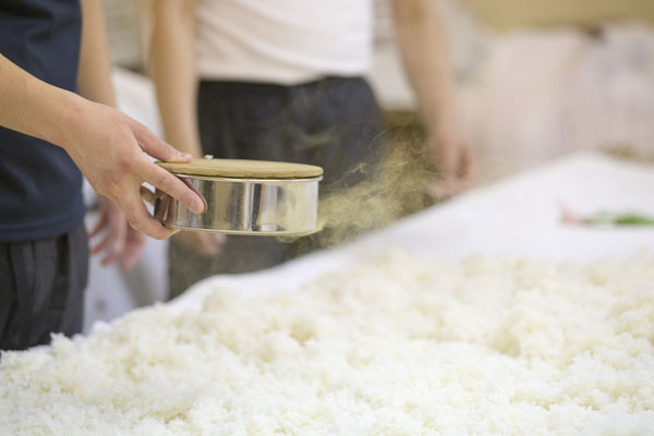 種切り（麹づくり）写真