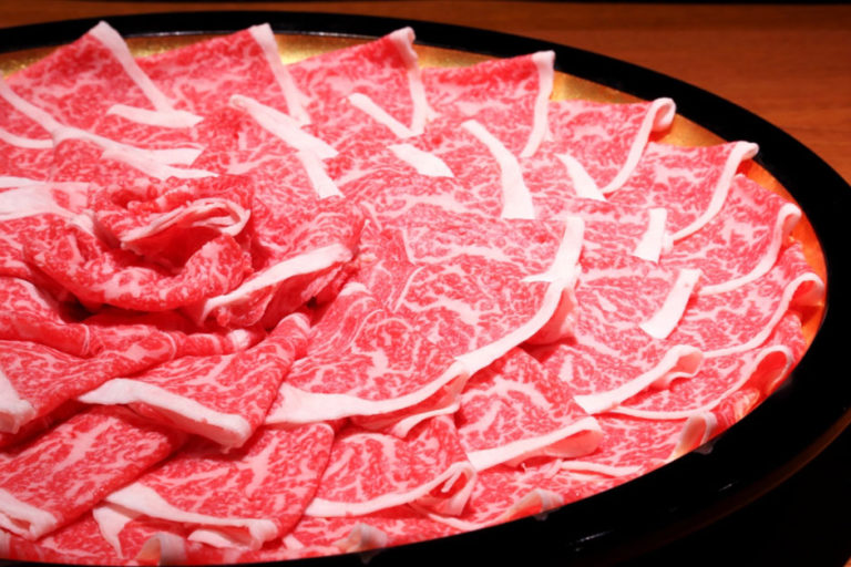 漢方の力で育つ。こだわりの褐毛和牛