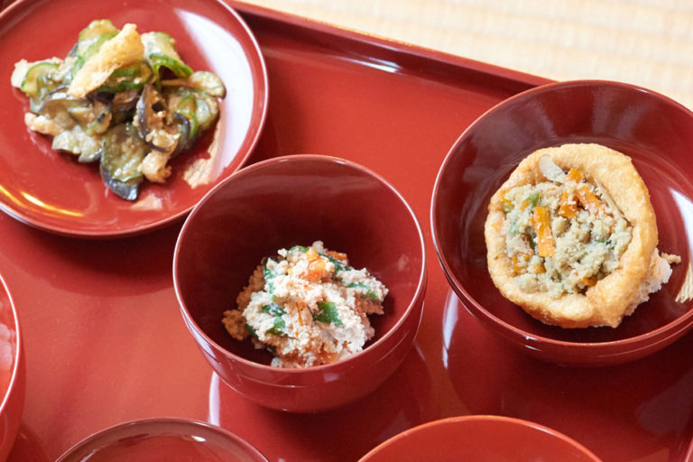 精進料理レシピ／おから稲荷、なすときゅうりのみそ炒め、炒りにんじんといんげんの白酢和え
