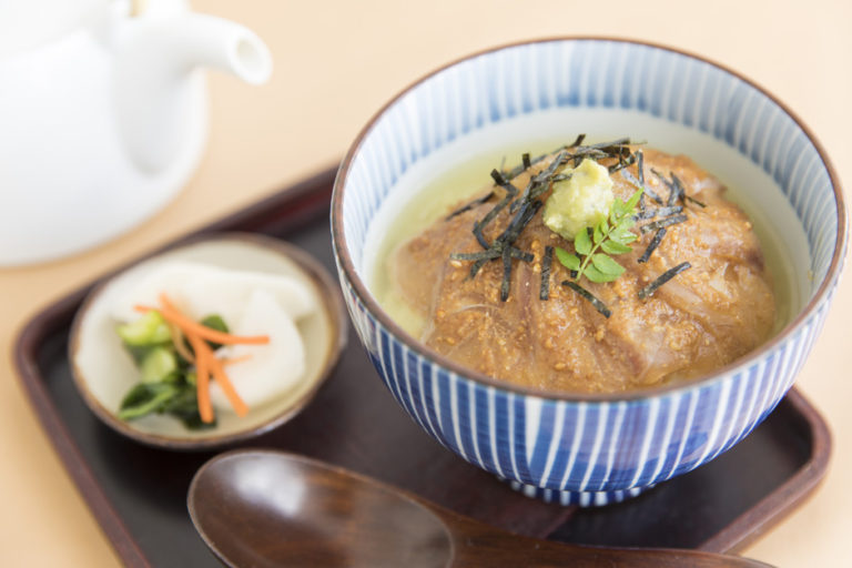 お殿様も喜んだ、300年受け継がれる「鯛茶漬け」