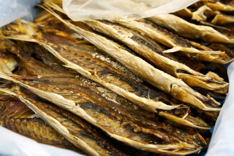 新島で長年作り続けられる「くさや」