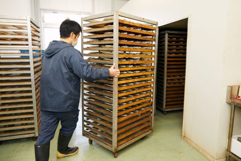 くさやを乾燥室で乾燥させる工程