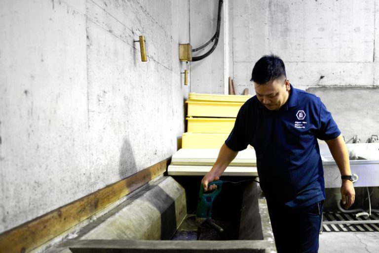 くさや製造を行う藍ヶ江水産の加藤さん