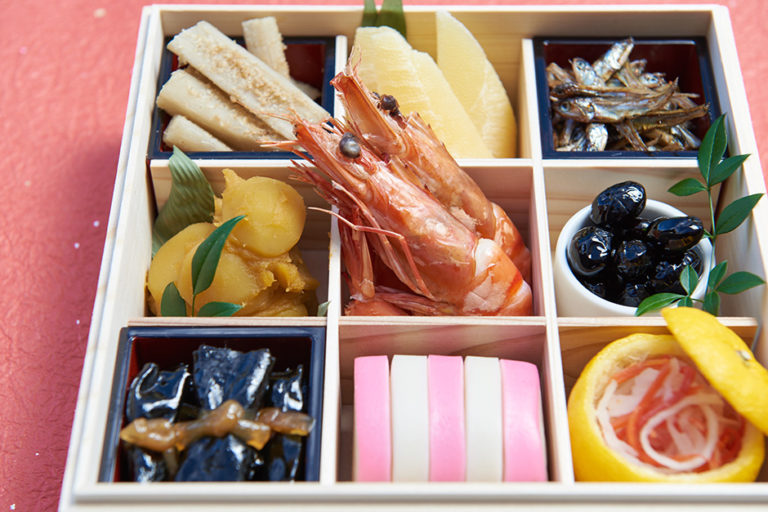 縁起物で福を呼ぶ正月料理「おせち」