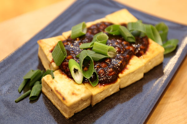 豆腐ステーキ 松の実の味噌ソース写真