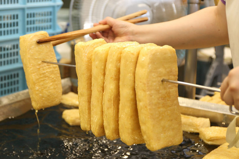 栃尾のソウルフードは、きつね色の分厚い油揚げ