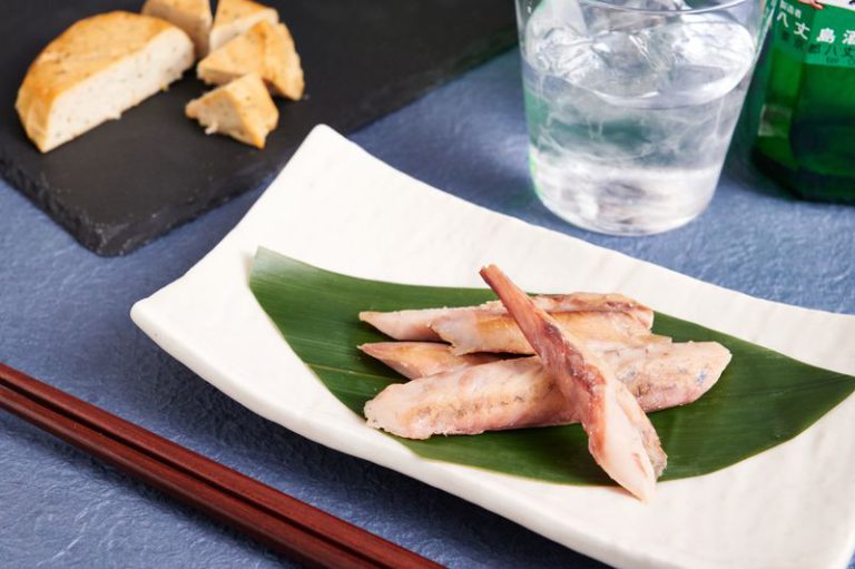 食卓に並ぶくさや