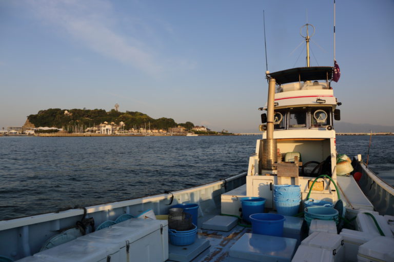 しらす漁出港風景と江ノ島