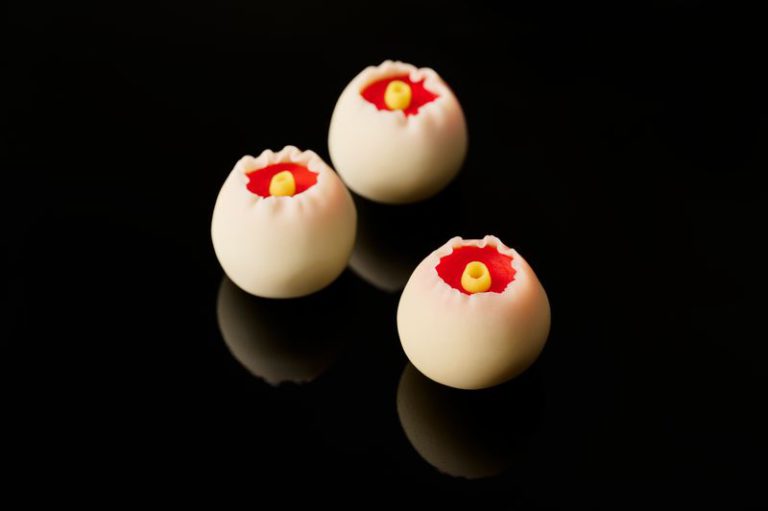 冬の生菓子　菓銘「寒椿」