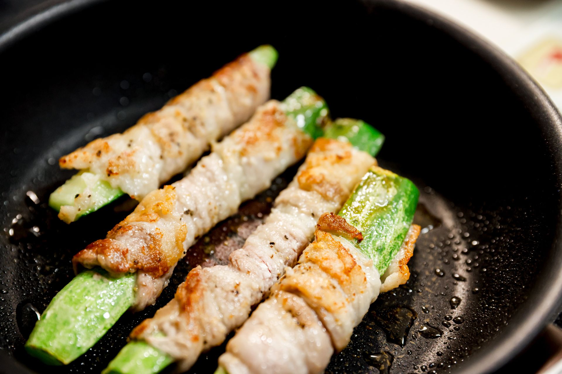 肉巻きをフライパンで焼く様子