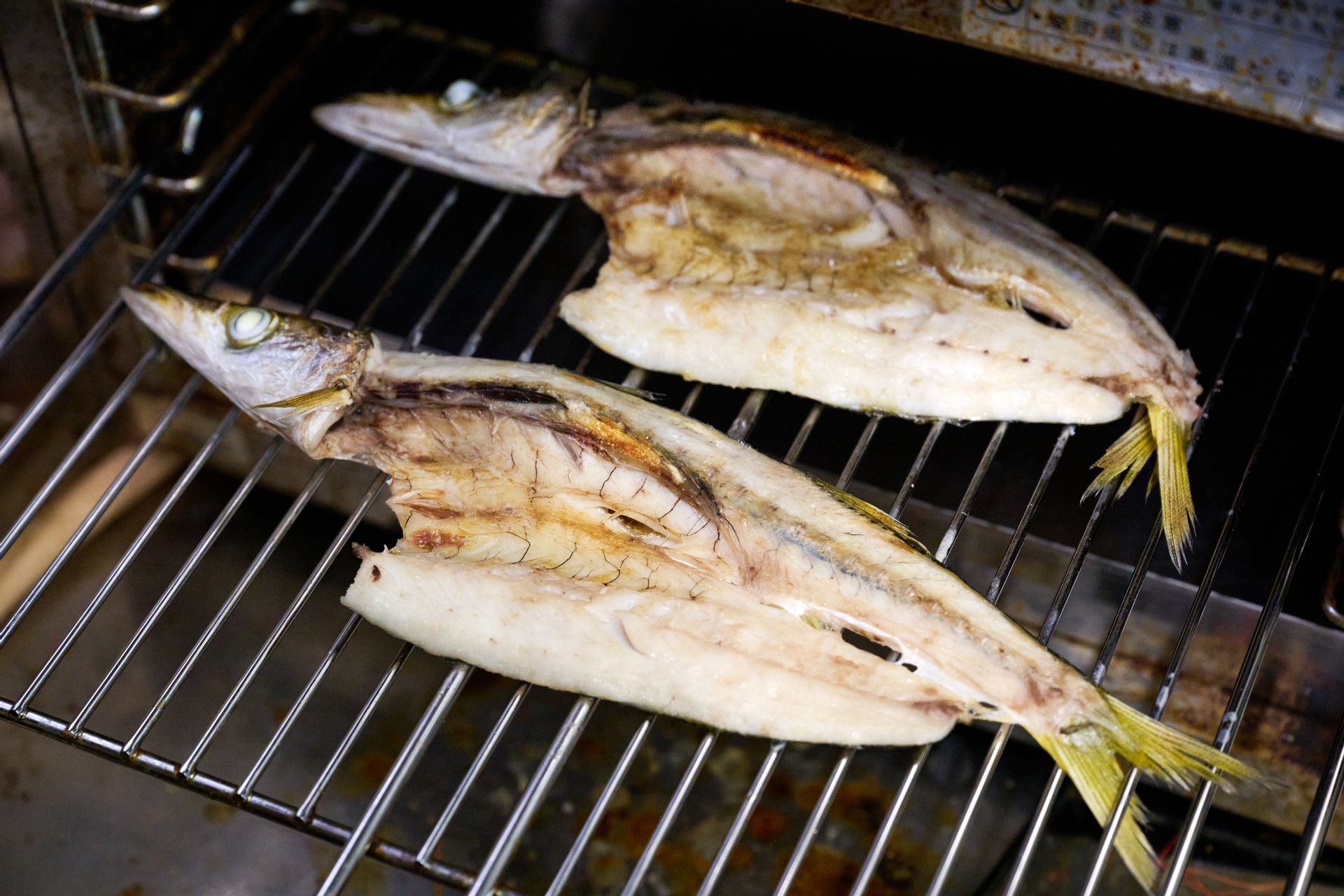 カマスを身から焼いている様子