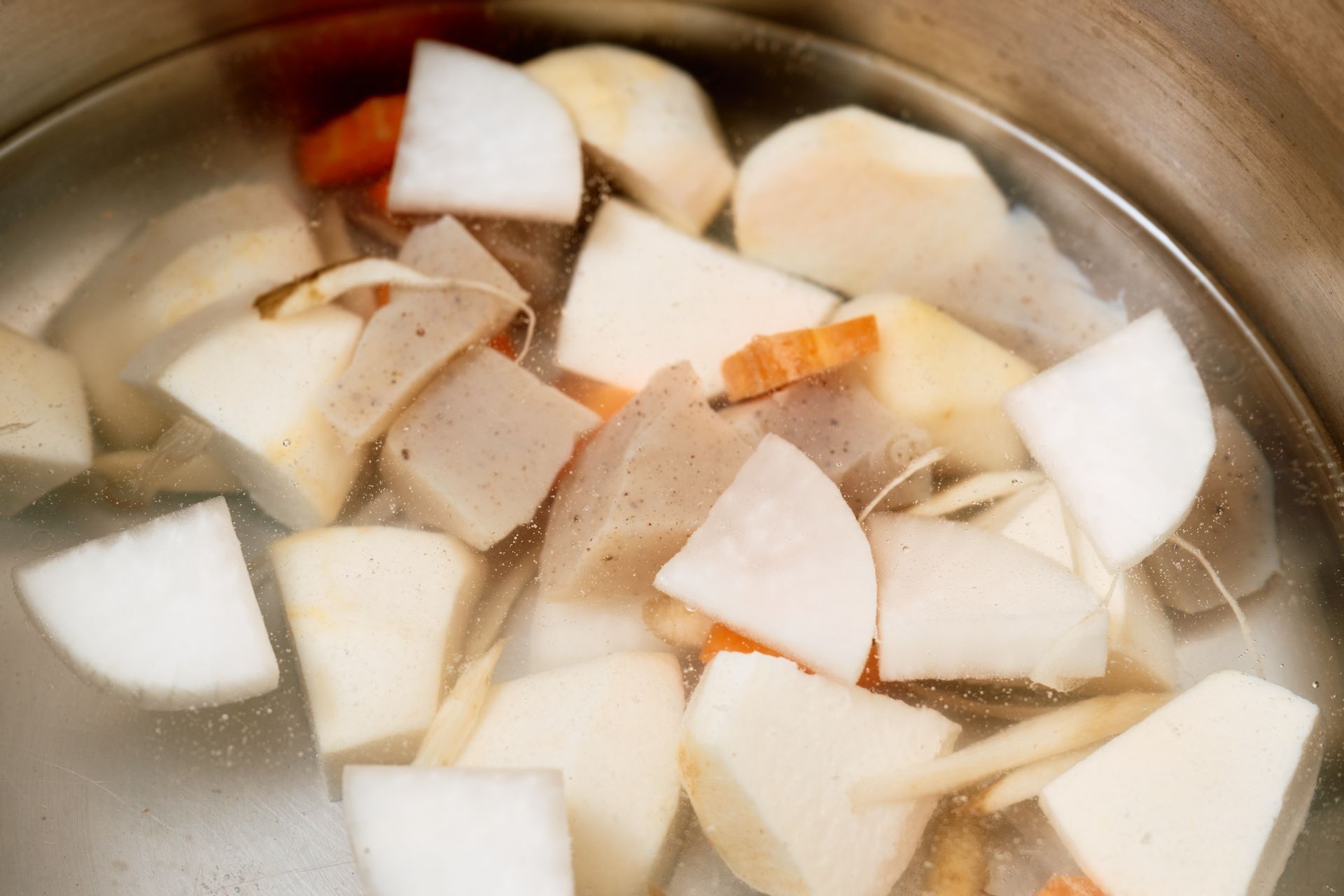 野菜を入れた芋煮の鍋
