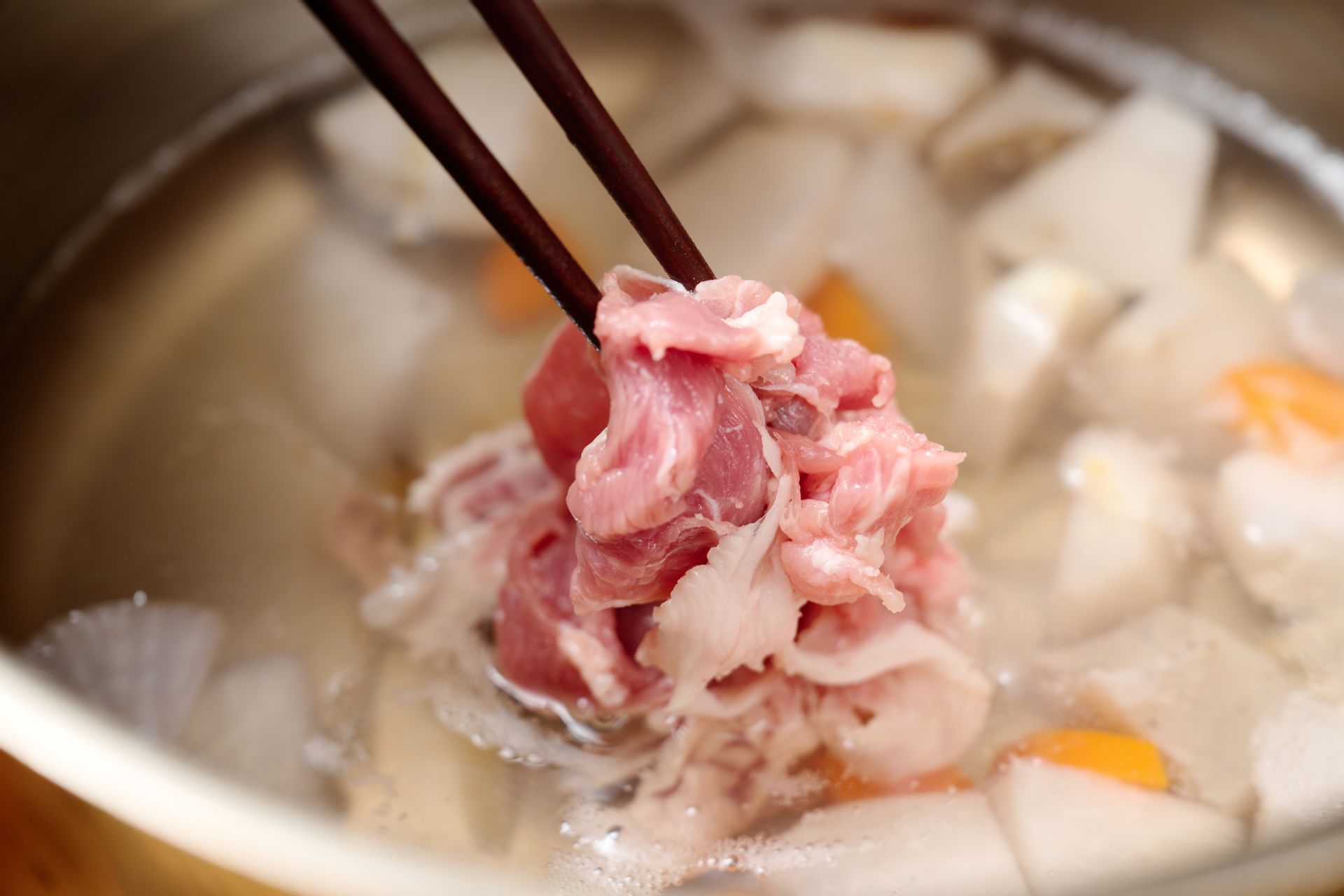 豚肉を入れた芋煮の鍋
