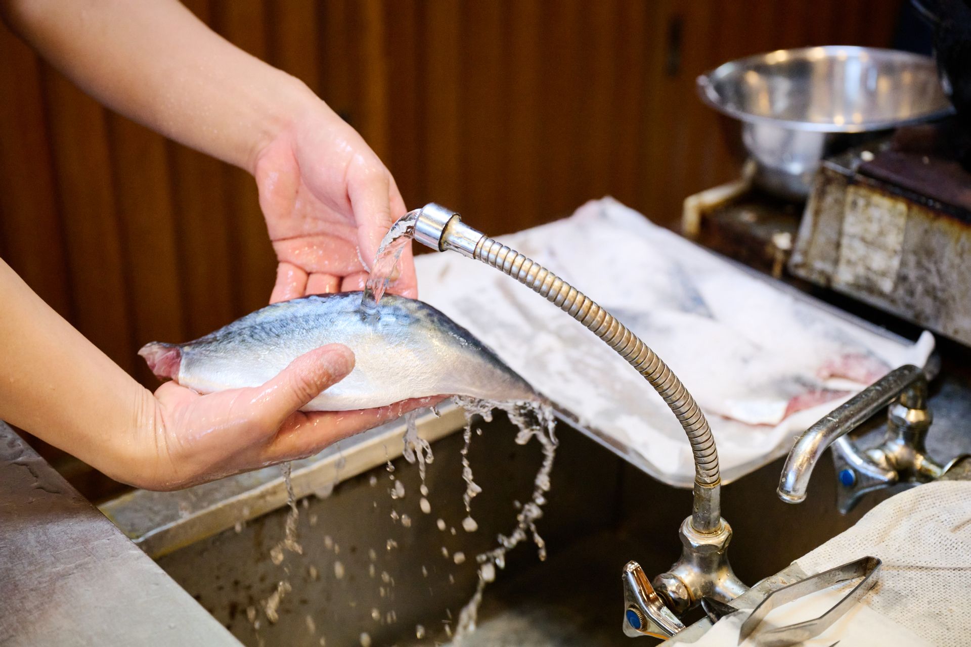 サバについた塩を洗い流す