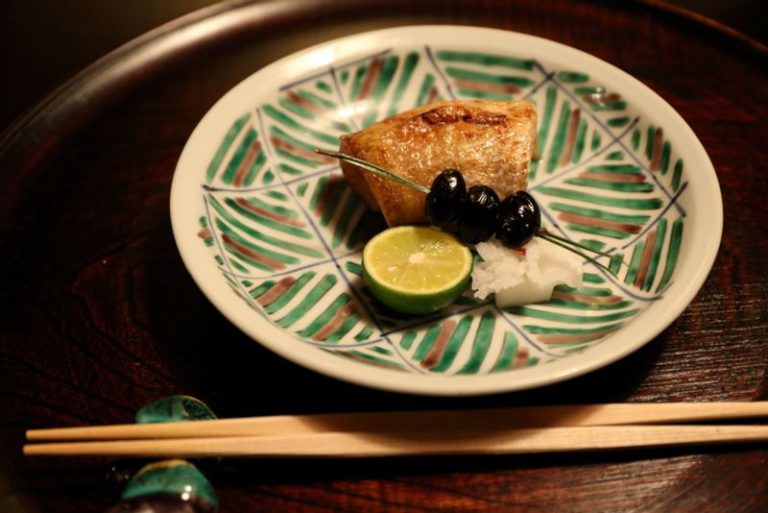 四季を表現する器に盛りつけられた旬の料理