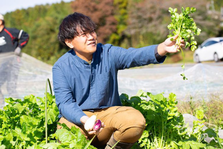 野菜を手にとる繁昌さん