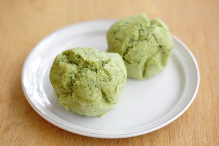よもぎペーストを練り込んだ蒸しパン